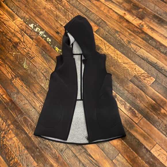 Lululemon reversible hooded vest. Size 4. - Picture 9 of 10